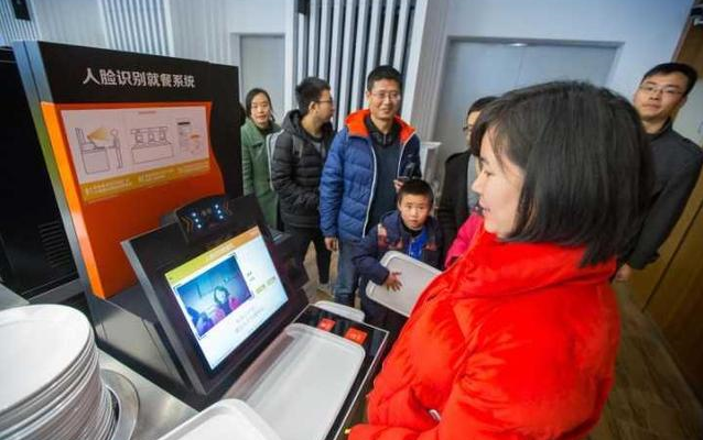 網紅食堂這樣“刷臉”吃飯，食堂也有黑科技